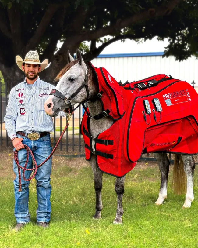 La supermodelo fue vista empacando su PDA con el vaquero Adán Bañuelos en Texas.