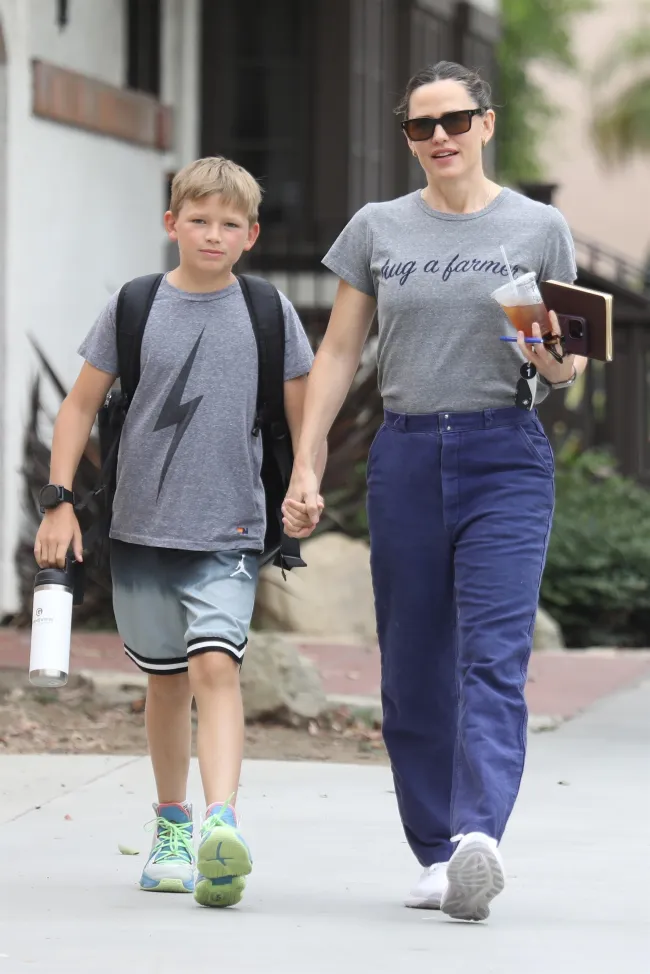 Ben Affleck se unió a su ex Jennifer Garner y su hijo, Samuel, el sábado.