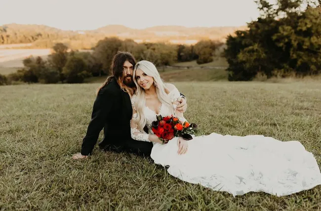 La feliz pareja describió el día de su boda como “la celebración del amor más perfecta y etérea” en una publicación conjunta de Instagram.