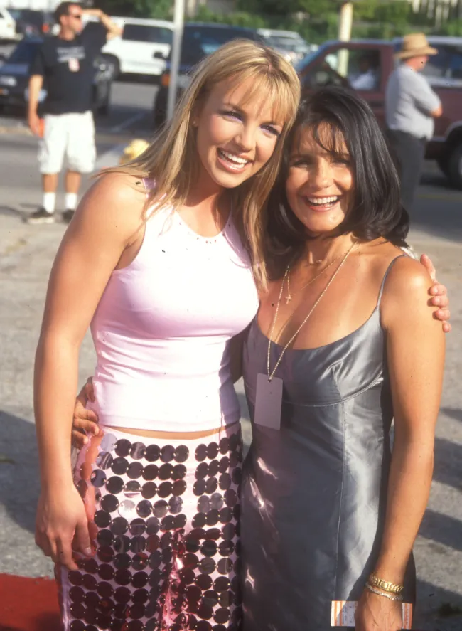 Britney Spears afirma que solía beber cócteles con su madre cuando estaba en octavo grado.