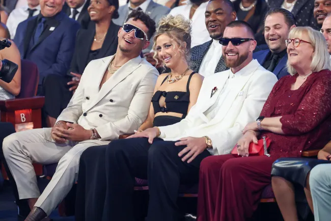 Swift está saliendo con Travis Kelce (segundo desde la derecha), quien es mejor amigo del esposo de Brittany, Patrick Mahomes (extremo izquierdo).