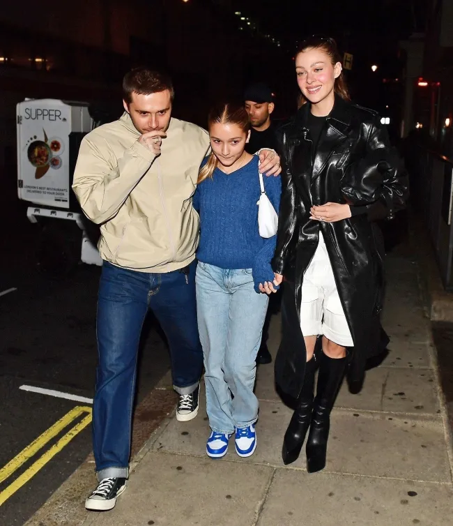 Brooklyn Beckham y su esposa, Nicola Peltz, invitaron a la hermana menor del fotógrafo, Harper, a cenar en Nobu.