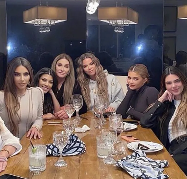 Las hijas del atleta olímpico, Kylie y Kendall Jenner, también se pusieron del lado de su madre, dijeron fuentes a TMZ el jueves.