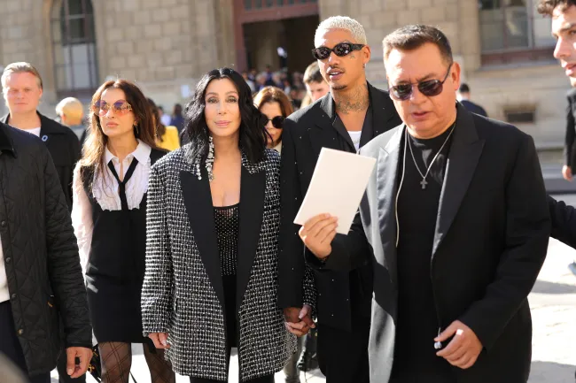 Cher asistió al desfile de Valentino con su novio de 37 años.