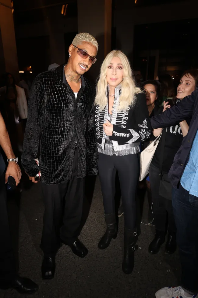 Alexander “AE” Edwards y Cher vuelven a estar juntos en la Semana de la Moda de París.