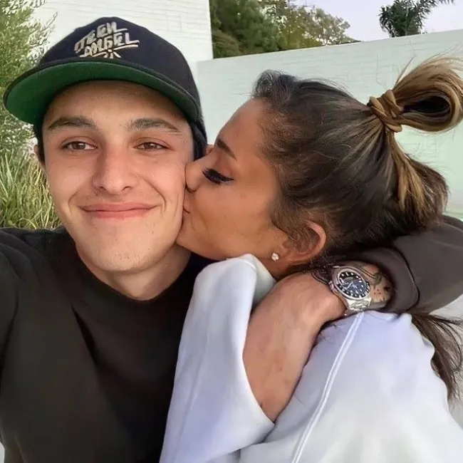 Dalton Gomez encontró a alguien nuevo a quien besar luego de su divorcio de Ariana Grande.