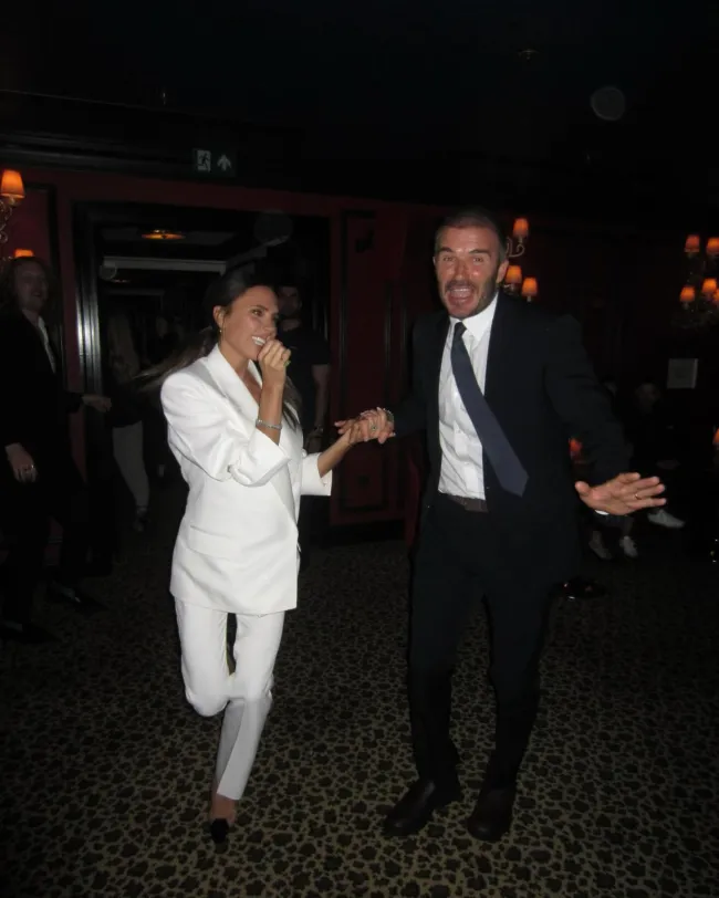 Victoria Beckham y David Beckham fueron todo sonrisas en el estreno de “Beckham”.