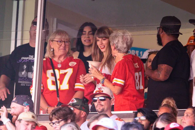 Según los informes, Donna y Swift se conocieron en el partido de los Chiefs el 24 de septiembre.