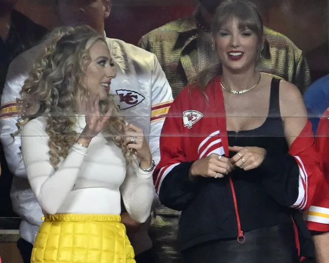 Brittany Mahomes usó un mono Naked Armario de $64 para animar a los Kansas City Chiefs con Taylor Swift.