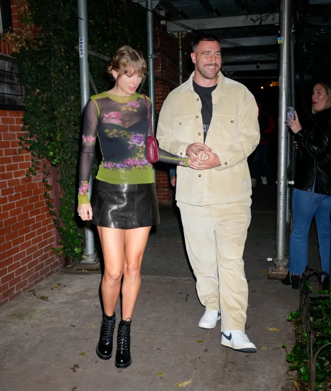 Para la cena de la pareja en el Waverly Inn el domingo, Swift dejó que su tercer corsé de la semana jugara al escondite debajo de una camisa floral transparente de Jean Paul Gaultier.