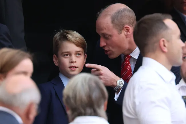 El príncipe William pareció tener una charla severa con su hijo, el príncipe George, mientras estaba en la Copa Mundial de Rugby el sábado.