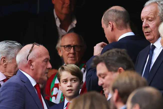 El Príncipe de Gales y su hijo viajaron a Francia para presenciar el partido entre Gales y Argentina.