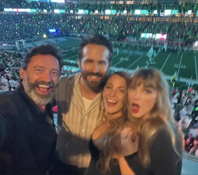 Hugh Jackman mostró una gran sonrisa mientras posaba para una selfie con Ryan Reynolds, Blake Lively y Taylor Swift en el partido de los Kansas City Chiefs el domingo.