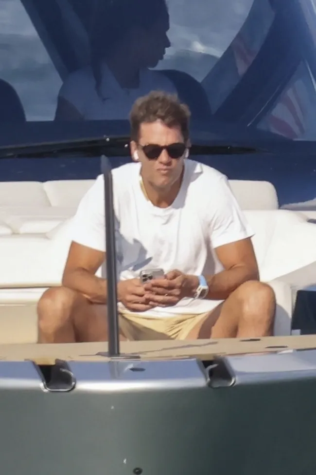 Mientras tanto, su rumoreado novio, Brady, fue visto tomando el sol en Florida.
