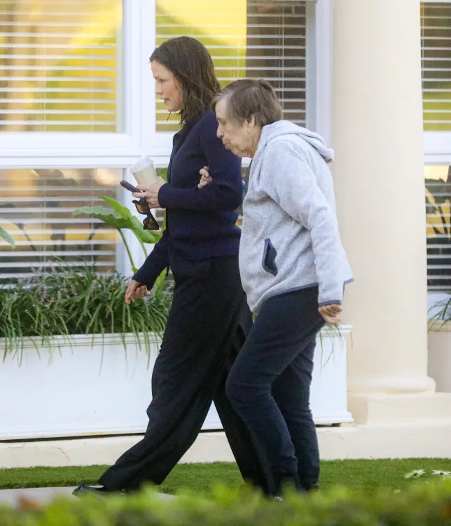 Jennifer Garner ayudó a su anciana madre antes de reunirse con Ben Affleck.