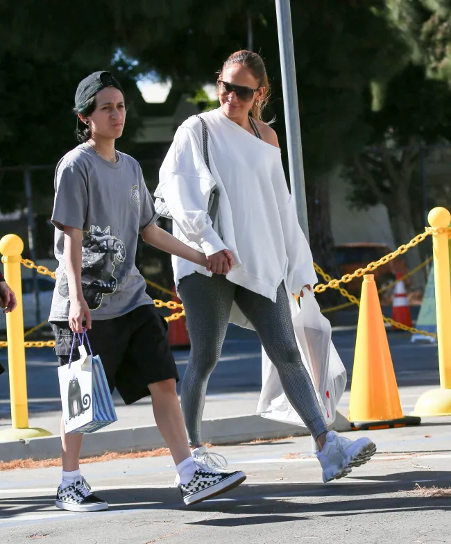 Jennifer López tomó dulcemente la mano de su hija Emme mientras compraba el sábado.