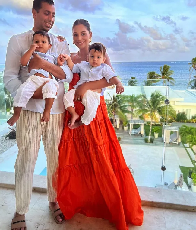 La publicista de moda reside en Chelsea con su marido Pavit Randhawa y sus hijos gemelos.