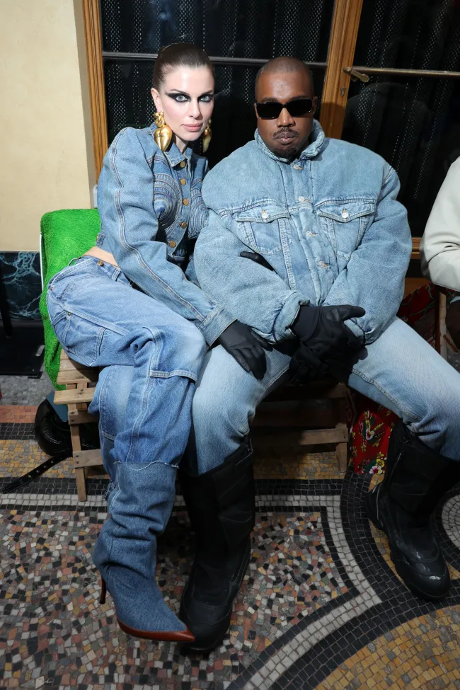 Julia Fox dijo que se sentía como la “pequeña marioneta” de Kanye West después de su divorcio de Kim Kardashian.