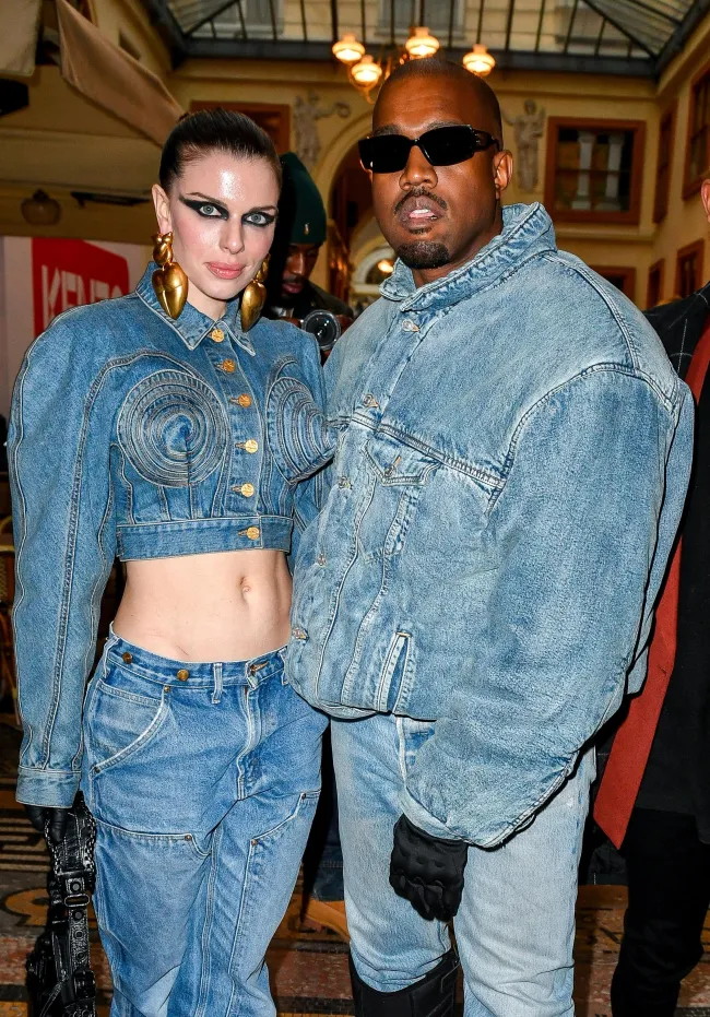 Julia Fox afirmó que Kanye West se ofreció a pagarle para que se operara los senos.