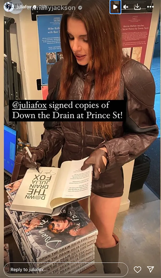 McNally Jackson Books compartió una foto de Fox firmando libros en su ubicación de Prince Street.
