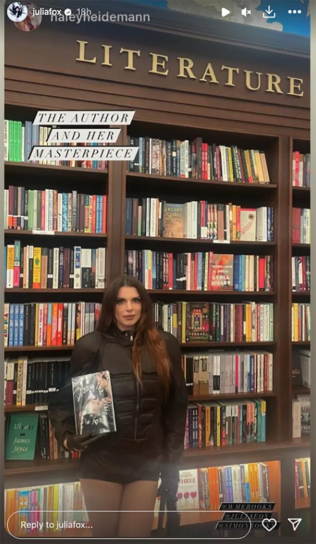 Fox volvió a publicar una foto de ella sosteniendo con orgullo su nuevo libro.