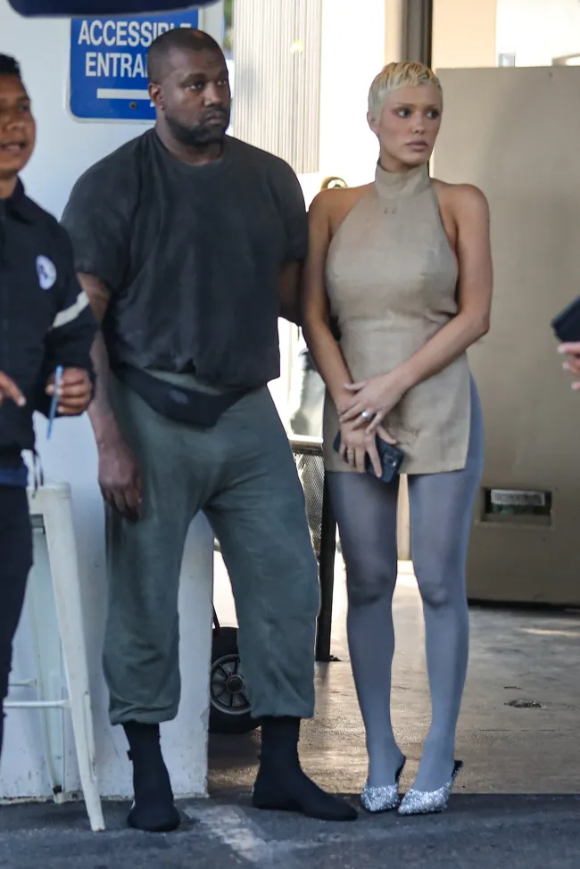 Kanye West supuestamente está obligando a su “esposa”, Bianca Censori, a vivir según ciertas reglas.