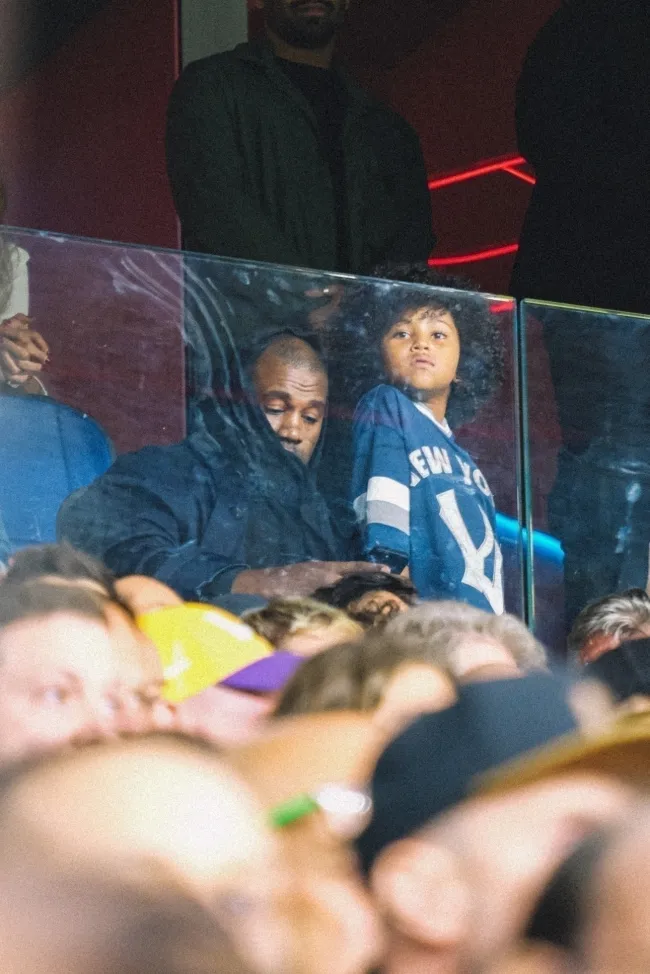 Kanye West asistió a un partido de fútbol el sábado con su hijo Saint.