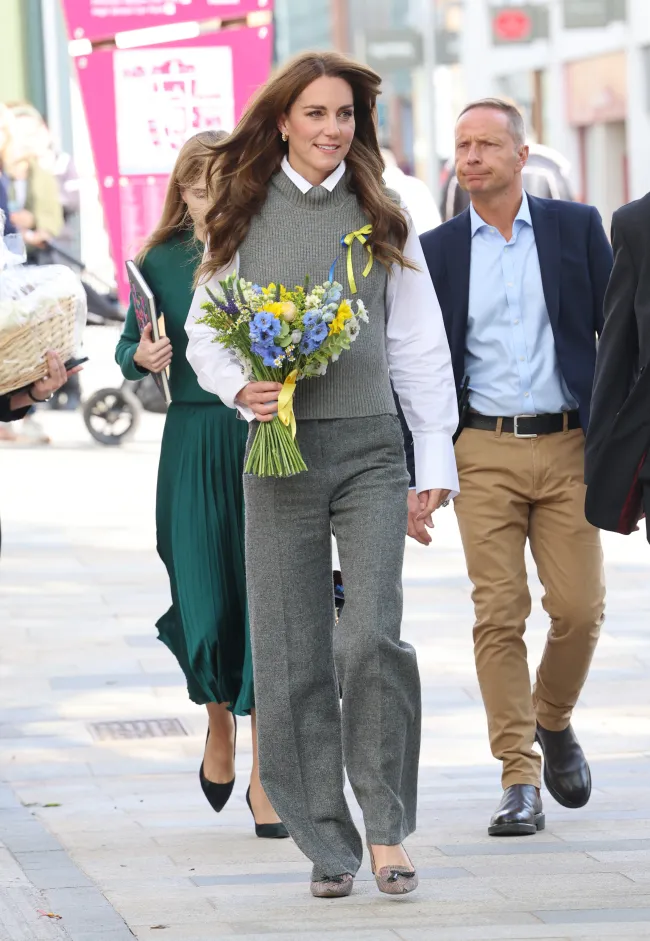 Kate Middleton lució un look informal de negocios mientras visitaba un centro comunitario que ayuda a refugiados ucranianos el miércoles.