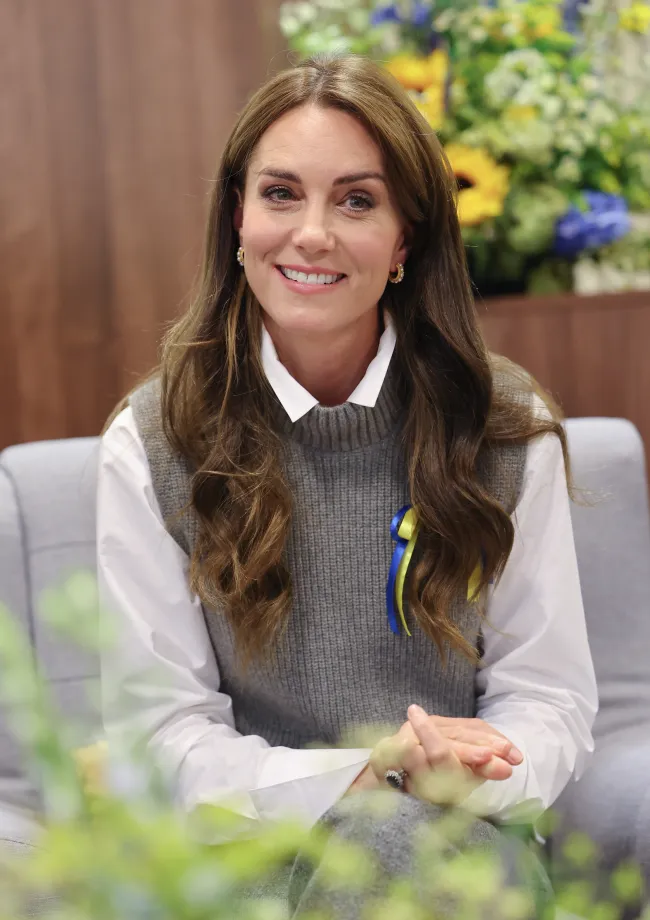 A la princesa le regalaron un broche con los colores de la bandera ucraniana.