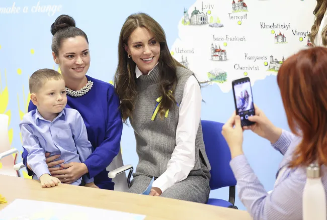 Posó para fotografías con familias en el centro.