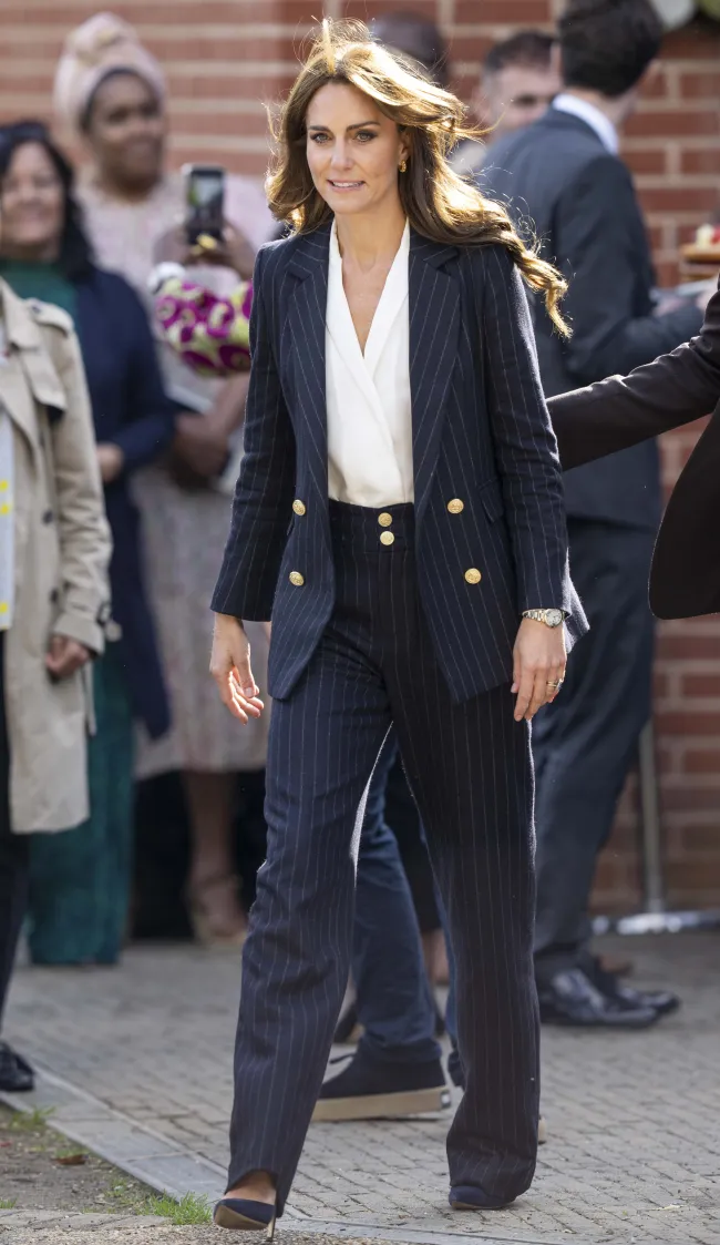 Kate Middleton lució el mismo traje pantalón de Holland Cooper con el que debutó en una fotografía el viernes para un día de compromisos en Gales el martes.