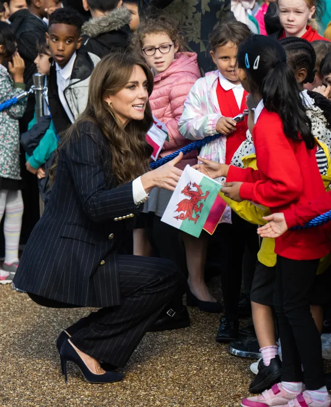 La princesa saludó a una multitud de niños el martes.