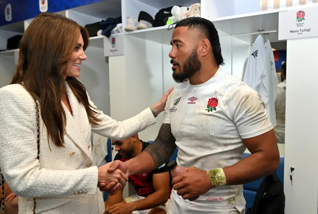 La Princesa de Gales felicitó al jugador de rugby inglés Manu Tuilagi tras el partido.