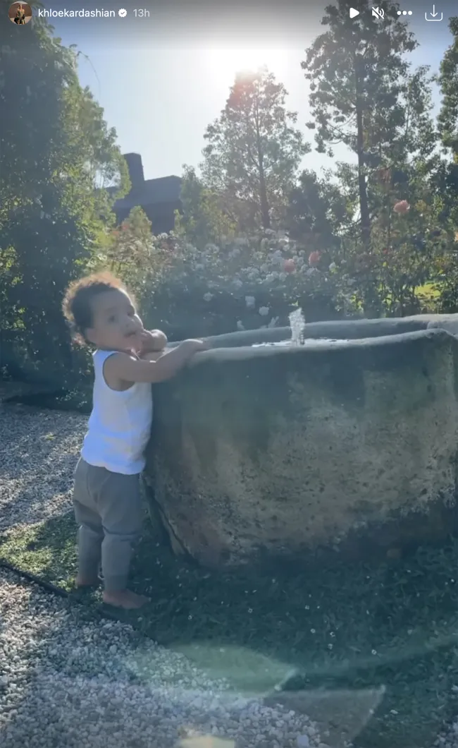 Khloé Kardashian publicó un raro video de su hijo, Tatum, jugando en su patio trasero.