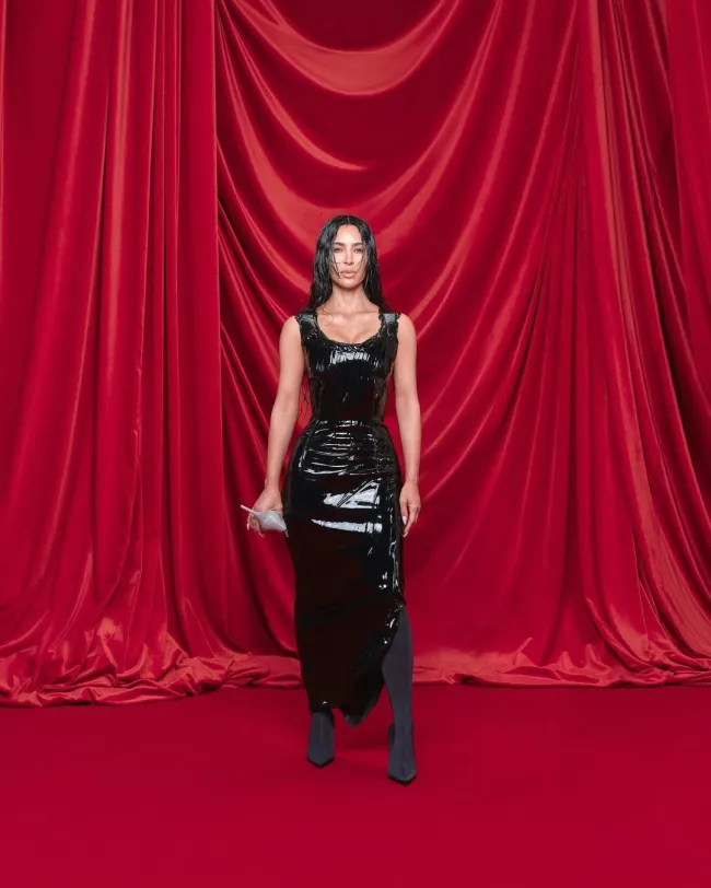 Kim Kardashian posó para el lookbook de verano 2024 de Balenciaga en la Semana de la Moda de París durante el fin de semana, aunque se saltó el desfile de la marca.