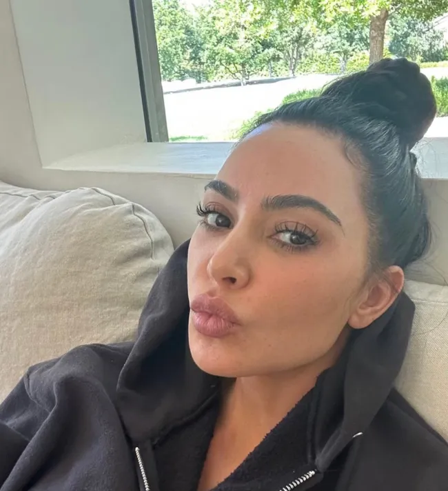 Kim Kardashian le dijo a Refinery29 que ha estado experimentando acné cuando tenía cuarenta años y compartió que 