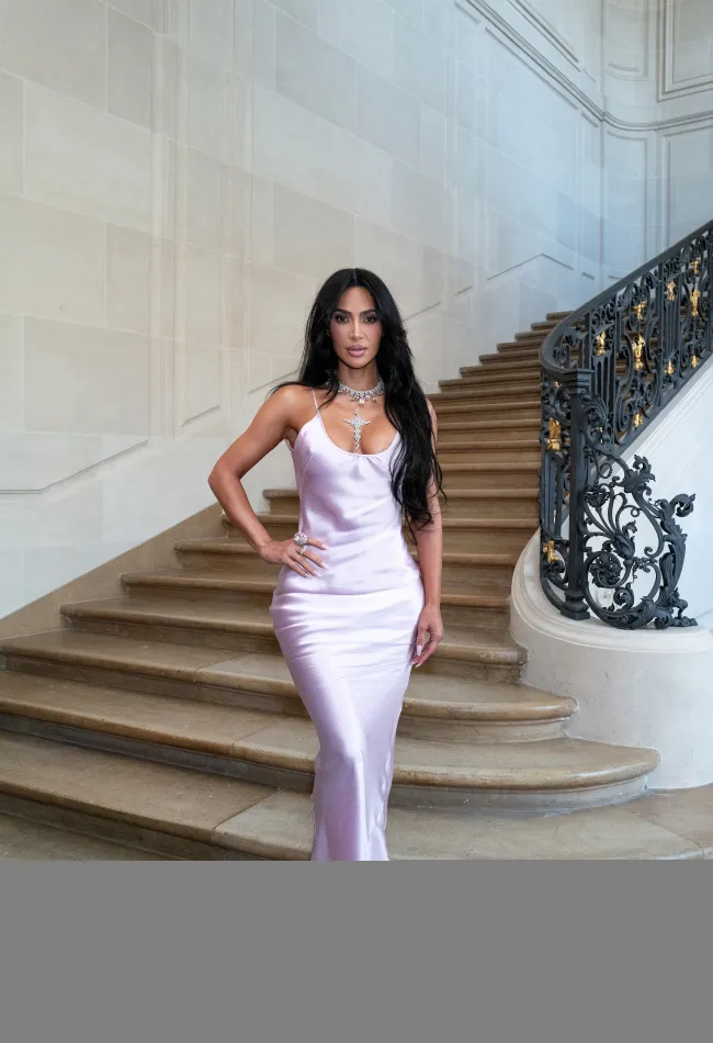 Kardashian brilló con un vestido rosa en el desfile de Victoria Beckham la semana pasada.