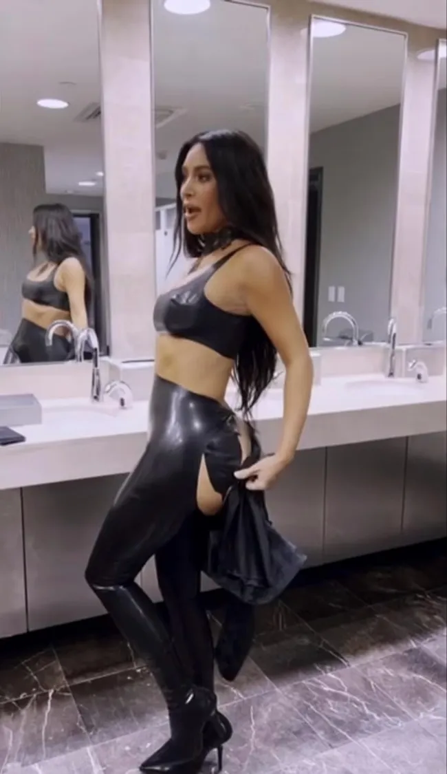 Kim Kardashian reveló en un próximo episodio de “Kardashians” que su trasero le rasgó los pantalones a principios de este año, justo antes de subir al escenario para hablar en una conferencia.