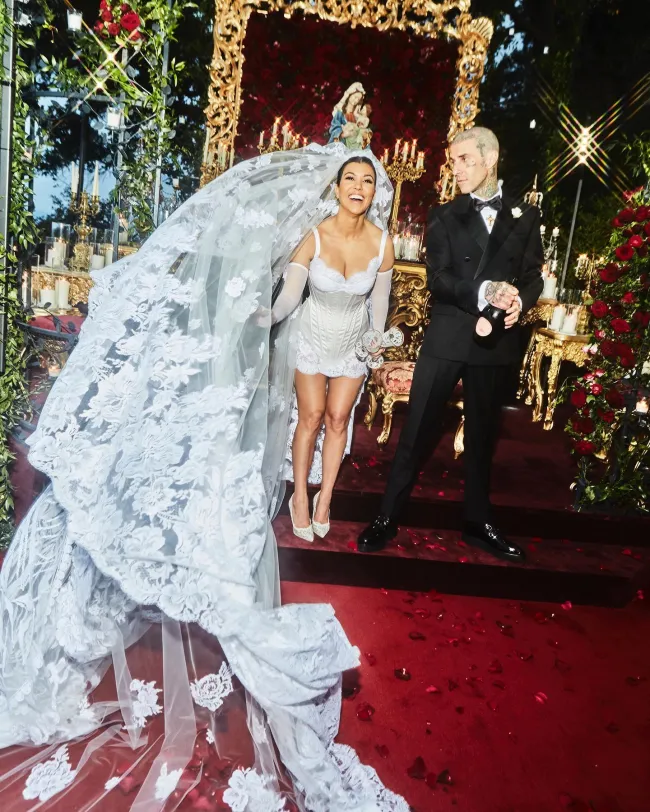 Los fanáticos también compararon la publicación de Kardashian en Gucci con cuando el propietario de Skims trabajó con Dolce y Gabbana después de la boda llena de D&G de su hermana Kourtney.
