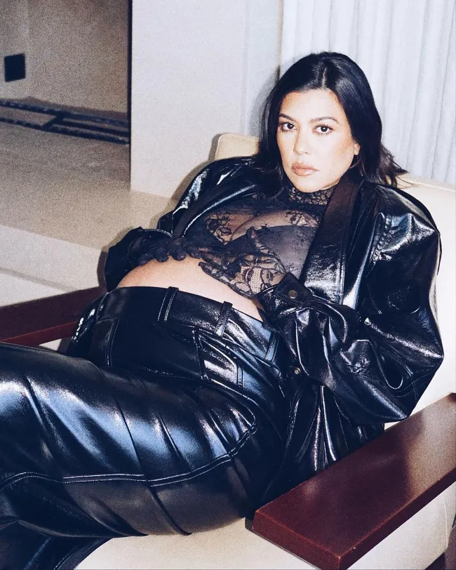 Kourtney Kardashian dio una pista sobre la fecha de parto con una foto de retroceso.