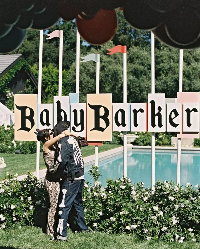 Kourtney y Travis Barker celebraron a su futuro bebé con una fiesta temática de Disney.