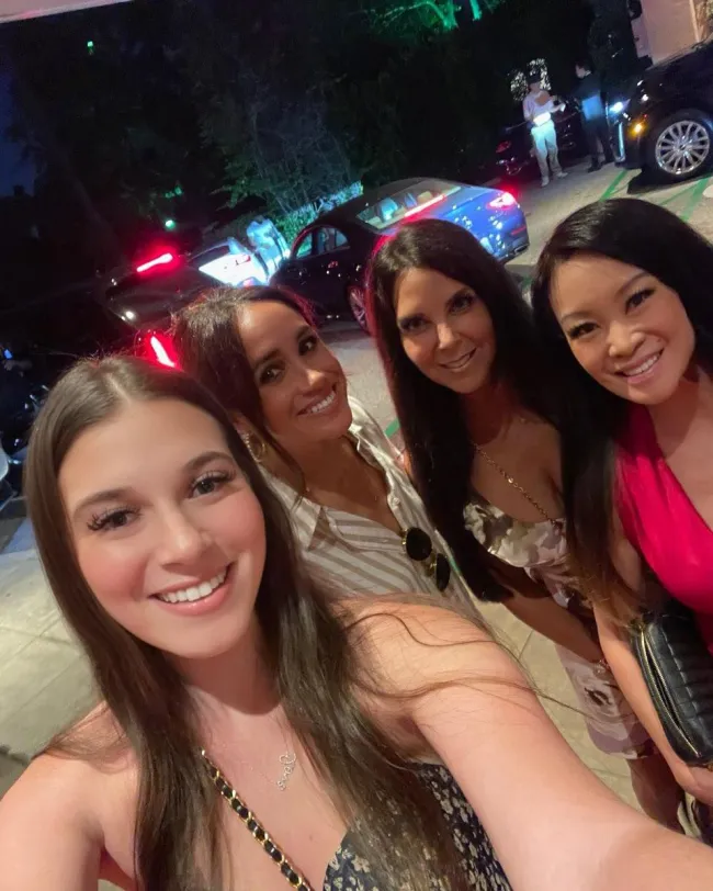 Meghan Markle se tomó una foto con un grupo de mujeres pasando una noche de chicas.