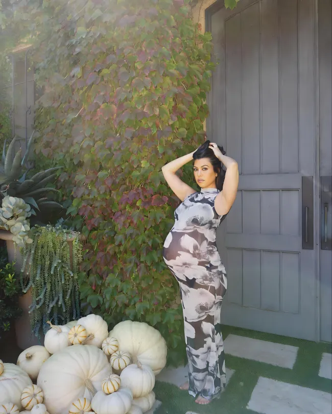 Kourtney Kardashian está dando un nuevo vistazo a su panza con un vestido ceñido de su colección Boohoo.