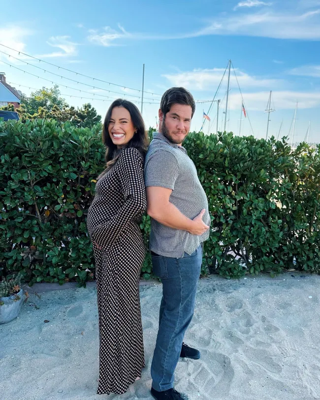 Adam DeVine y su esposa Chloe Bridges anunciaron la noticia de su embarazo el lunes con una serie de fotos lindas y tontas.