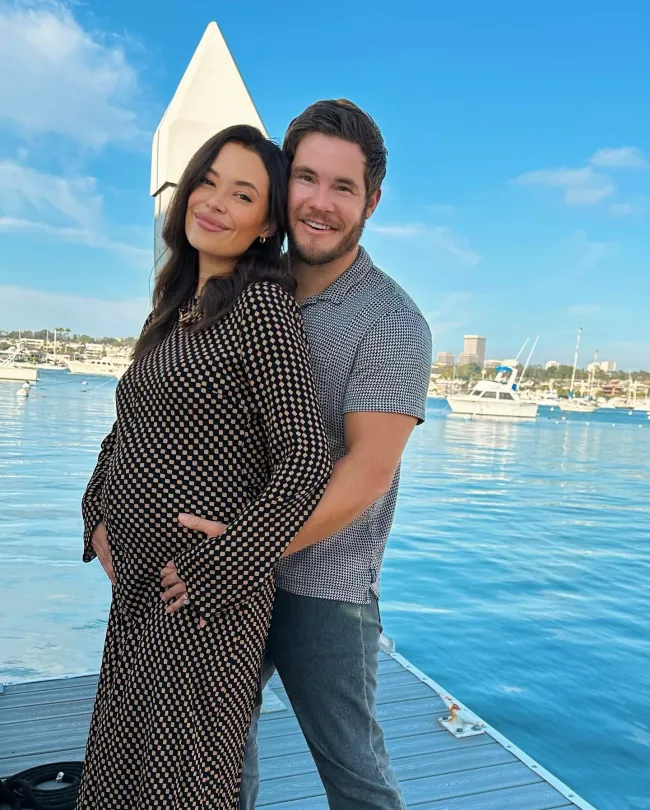 “¡Mira, estamos embarazadas! Bueno, ahora estoy gorda, ¡pero Chloe está toda embarazada de un bebé humano! DeVine bromeó en Instagram.