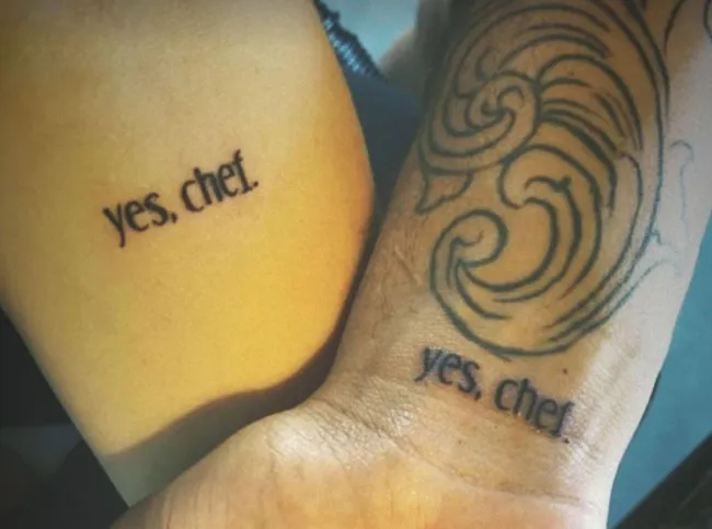 La pareja incluso se hizo tatuajes a juego.
