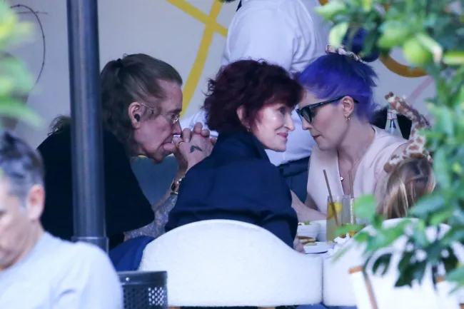 Sharon y Ozzy Osbourne fueron vistos cenando con su familia en Beverly Hills, California, el domingo.