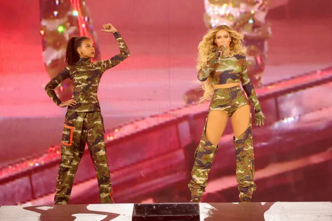 Knowles, la madre de Beyoncé, llamó a Blue Ivy un “gurú” del maquillaje en el video publicado el domingo.