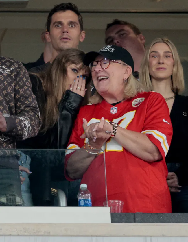 La madre de dos hijos se unió al grupo repleto de estrellas de Swift en el partido de los Chiefs el domingo.