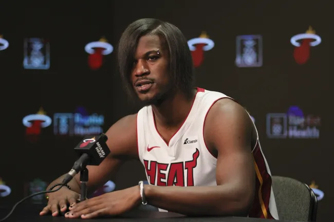 Jimmy Butler estrenó una nueva apariencia en una reciente conferencia de prensa del Miami Heat.